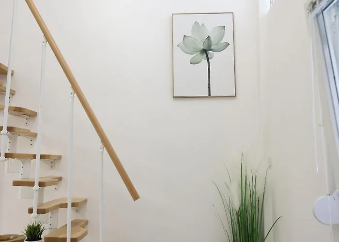 Free Parking, Close To Subway, Location Sofie